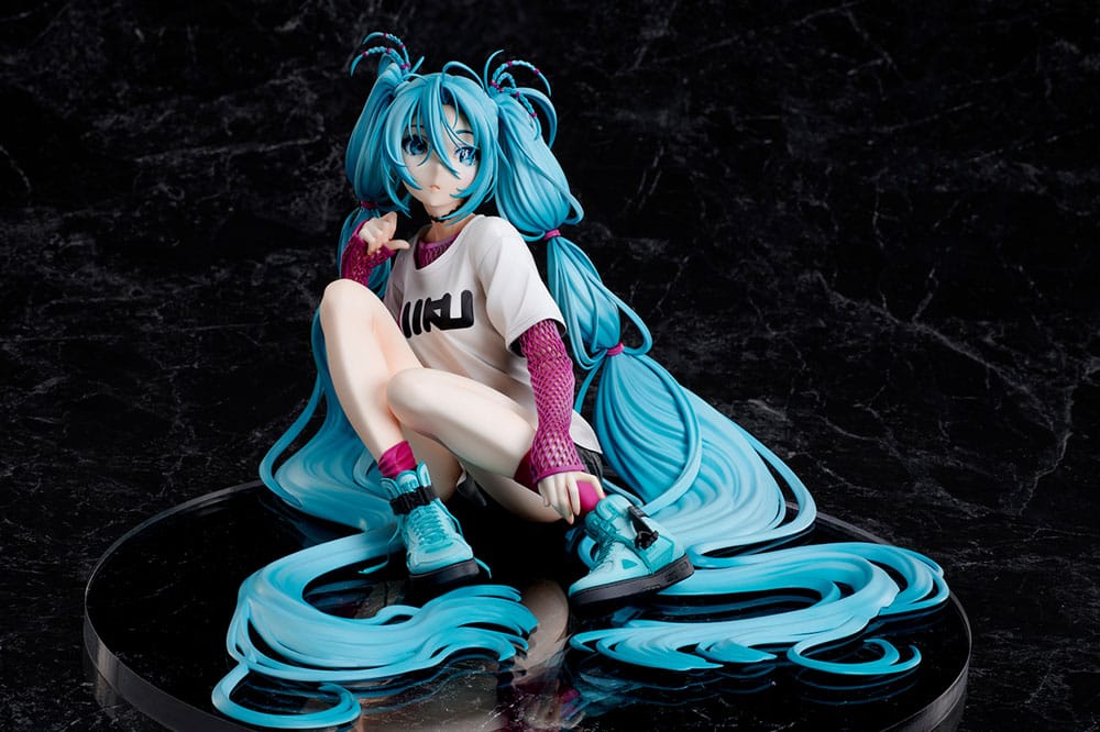 Hatsune Miku Statue 1/4 Yoneyama Mai The Latest Street Style "Cute" Limited Edition 17 cm - Image 2