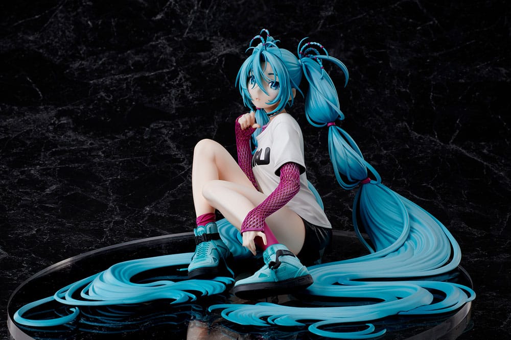 Hatsune Miku Statue 1/4 Yoneyama Mai The Latest Street Style "Cute" Limited Edition 17 cm - Image 3