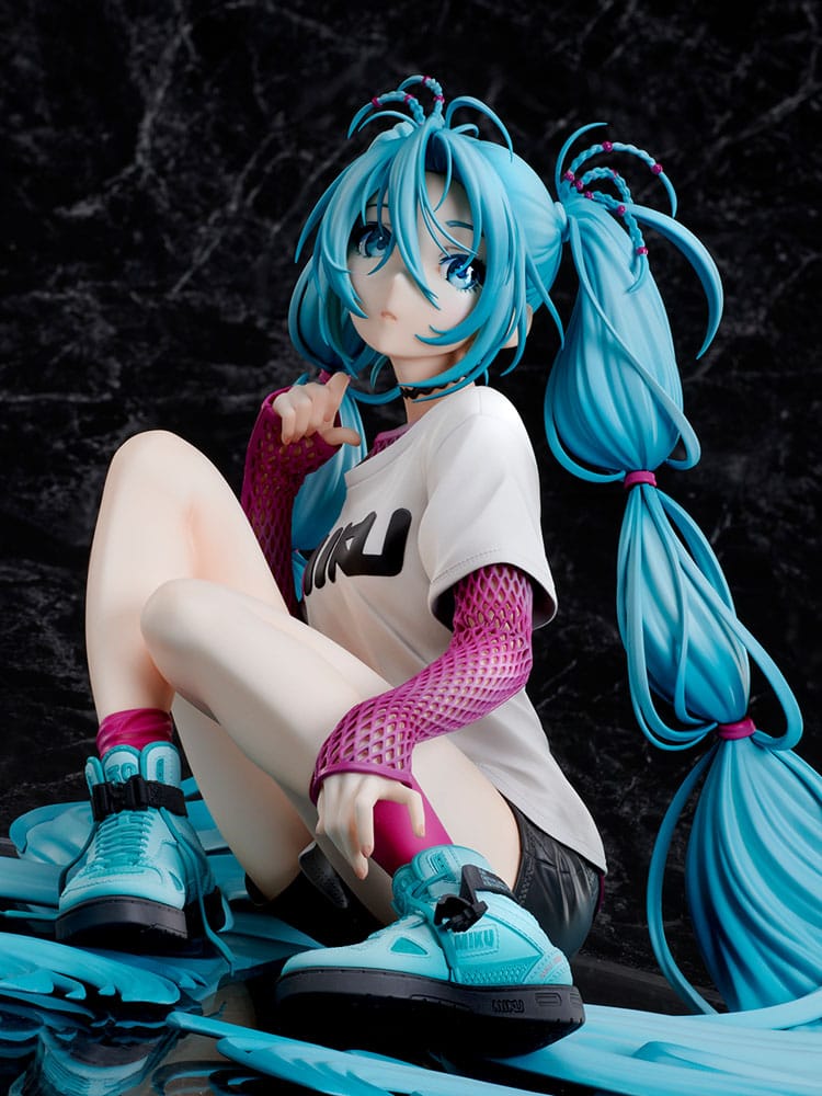 Hatsune Miku Statue 1/4 Yoneyama Mai The Latest Street Style "Cute" Limited Edition 17 cm - Image 5